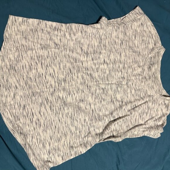 Lululemon size 8 T shirt - Picture 2 of 2